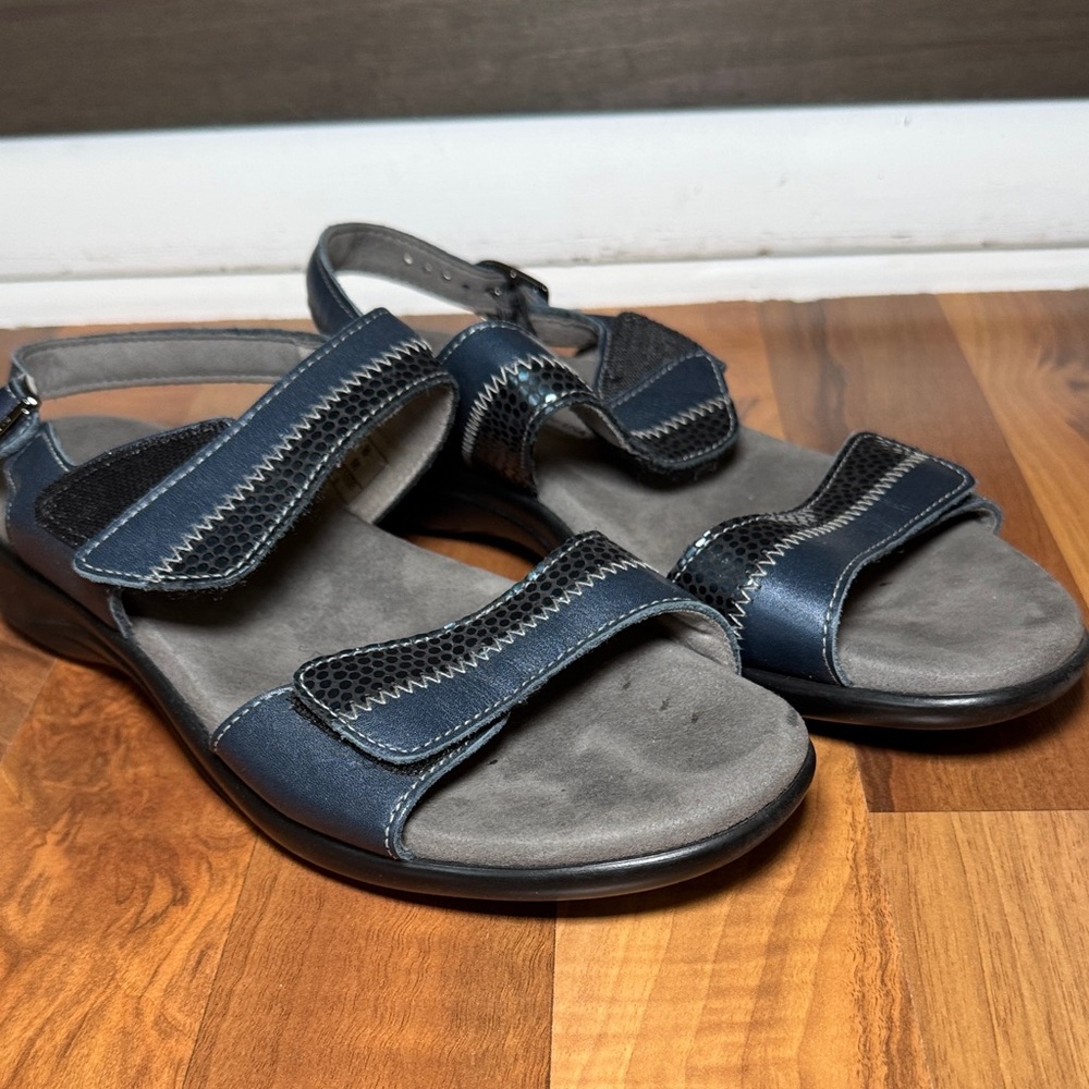 SAS Sandals in blue women’s size 8